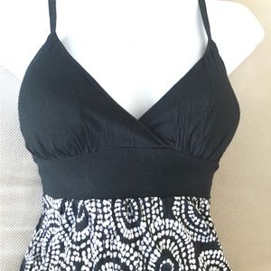 Rue21 fitted black & white top